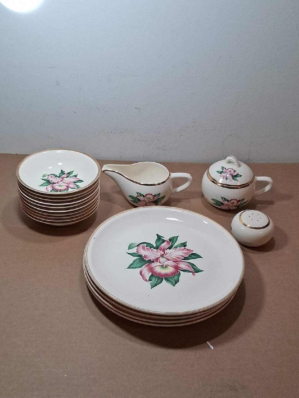 18 Vintage Paden City Pottery Dishes "Modern Orchid" Gold Trim Green Leaves.